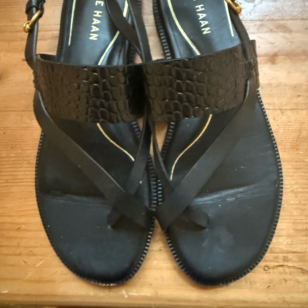 Cole Haan Black Embossed Leather
Sandals Strappy Flat
Comfort Size 8.5